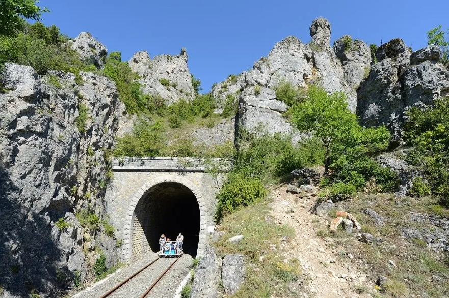 ESCAPADE EN MINI-BUS AVEC BUSCAPADE : VÉLORAIL SUR LE LARZAC ET VILLAGES TEMPLIERS